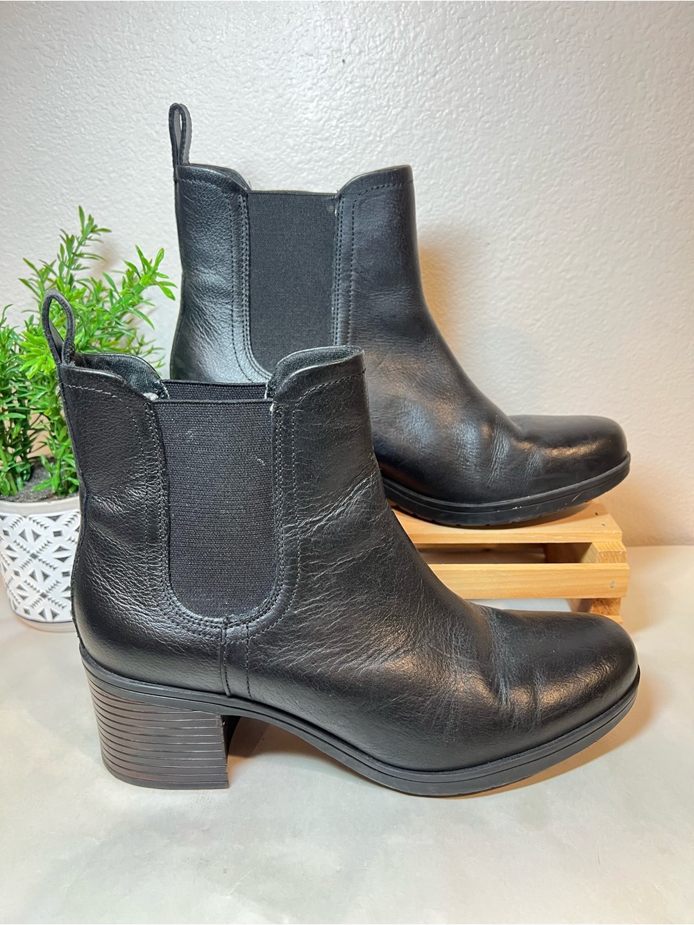 Clarks Black Leather “Hollis Sun”Chelsea Block Heel Ankle Boots Booties Sz 39